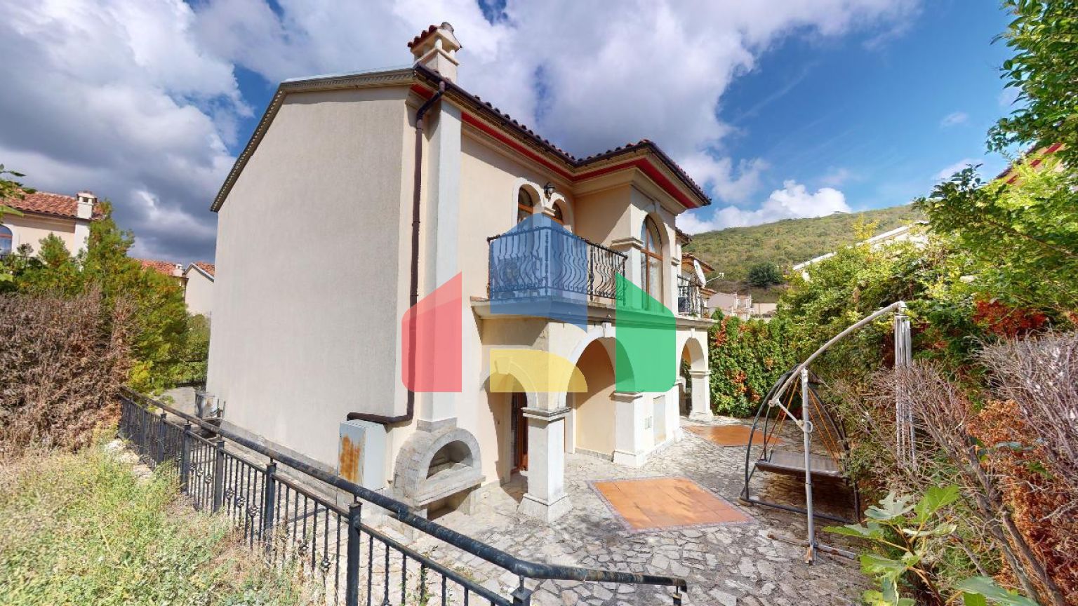 Просторный дом для отдыха в элитном комплексе 