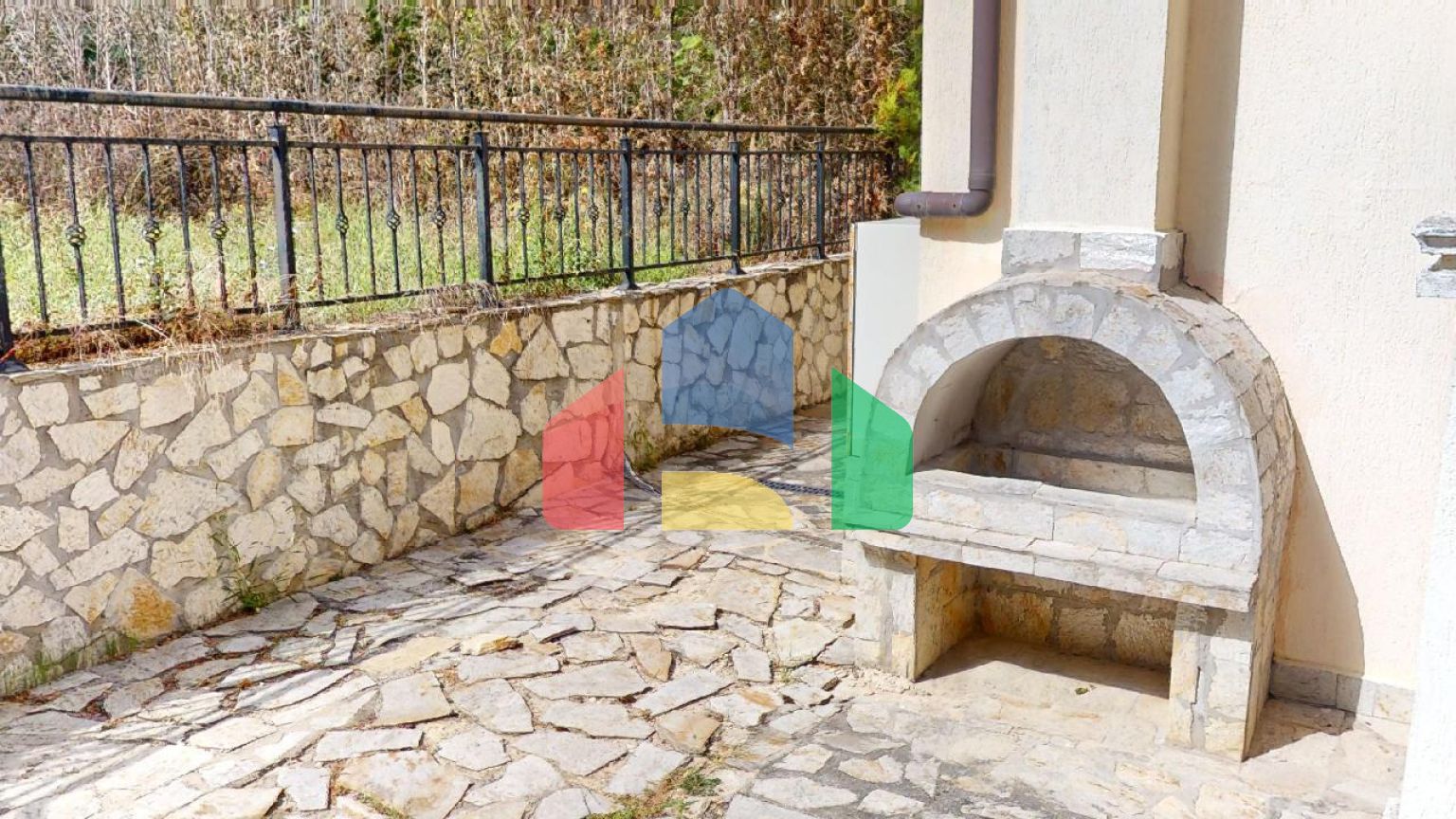 Просторный дом для отдыха в элитном комплексе 