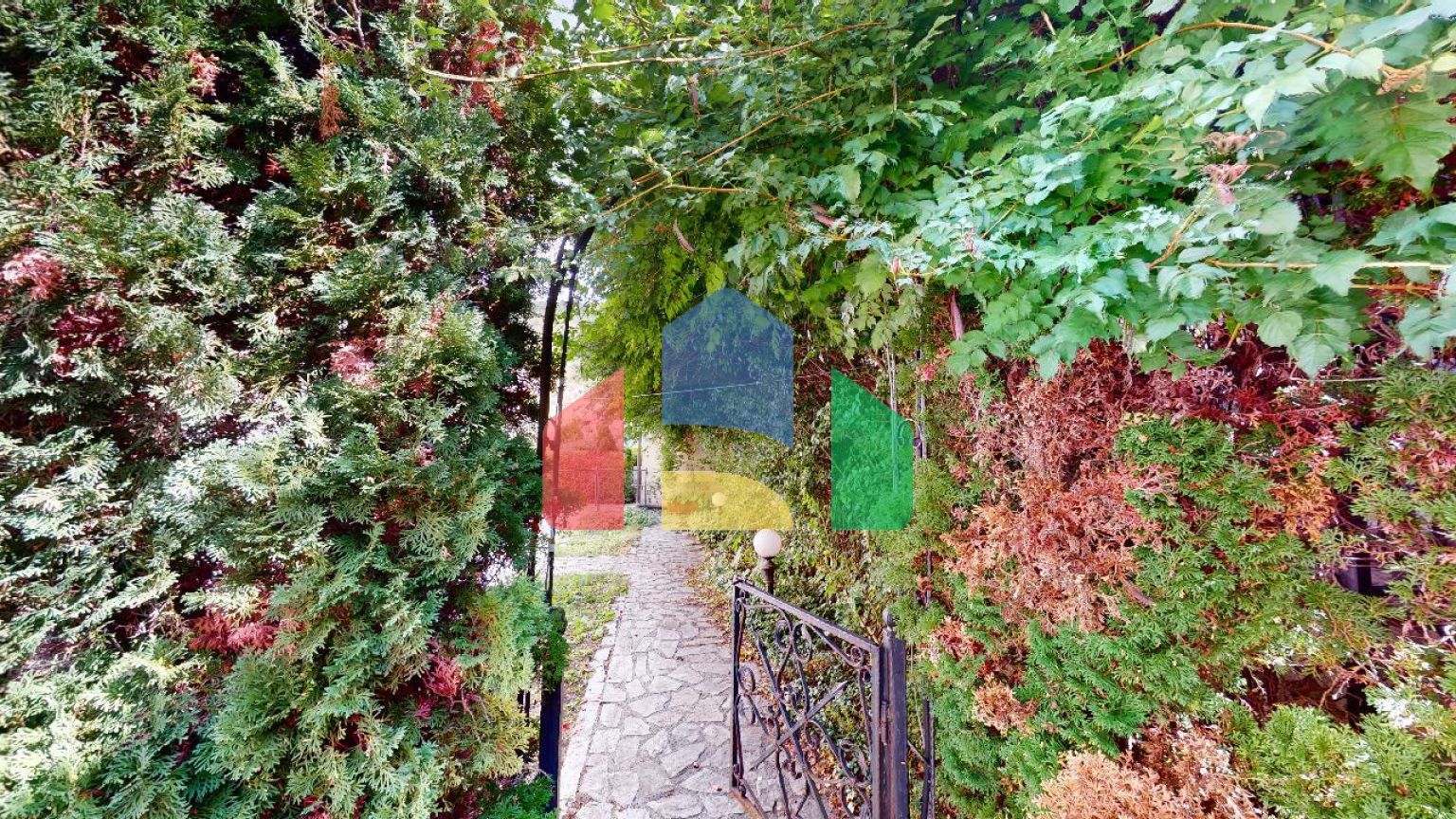 Просторный дом для отдыха в элитном комплексе 