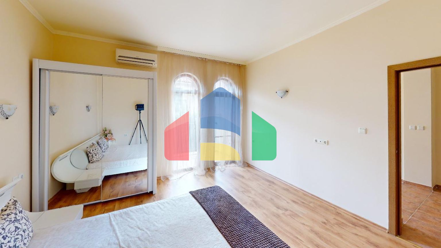 Просторный дом для отдыха в элитном комплексе 