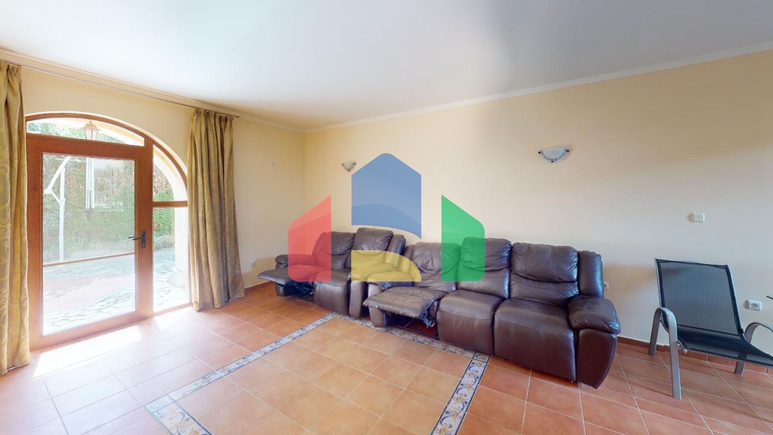 Просторный дом для отдыха в элитном комплексе 