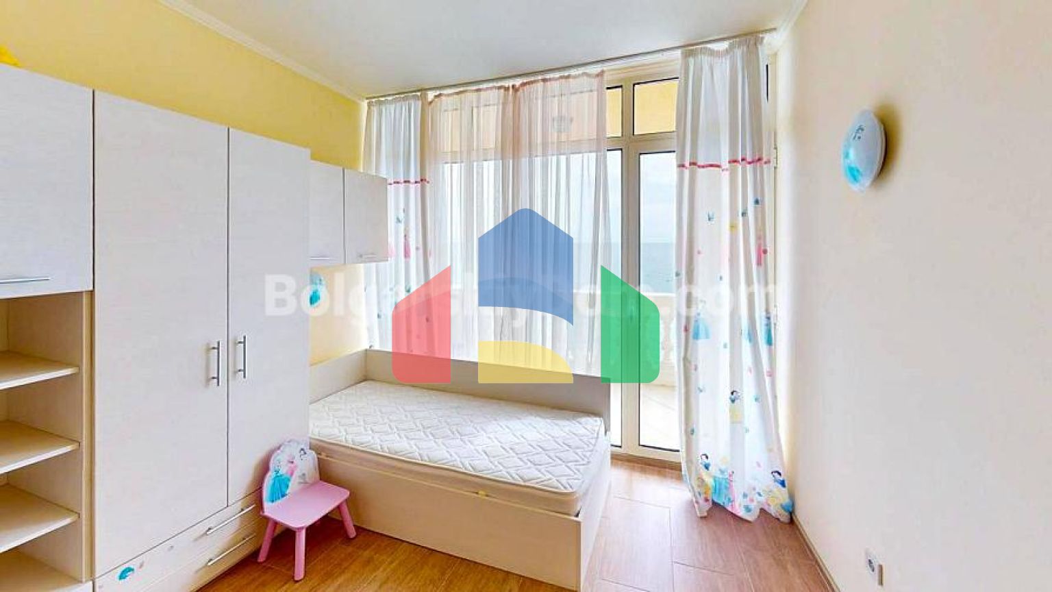 Трикімнатна квартира в атріум