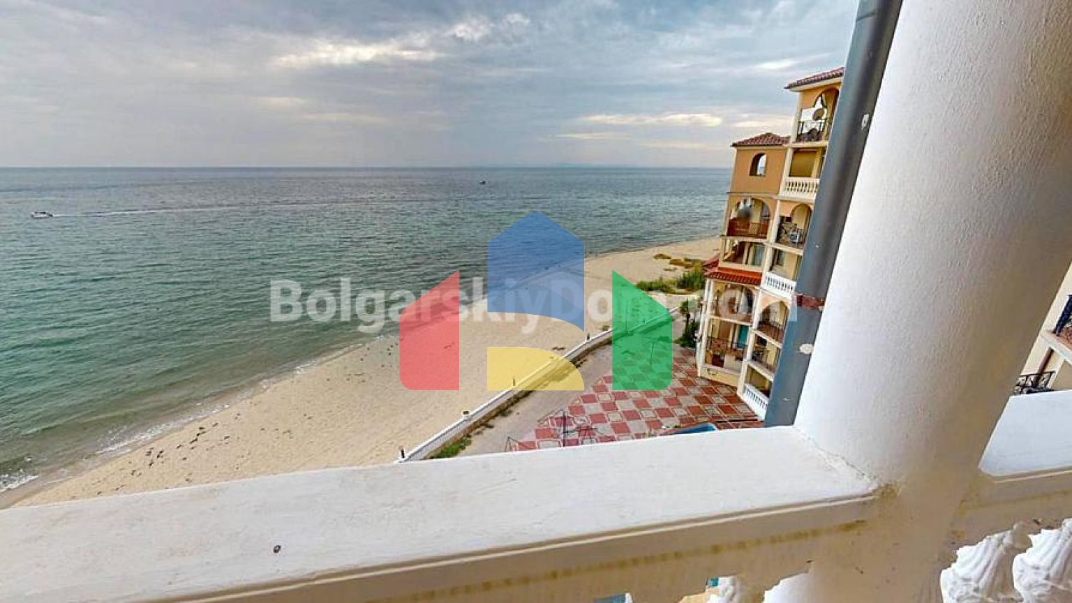 Трикімнатна квартира в атріум