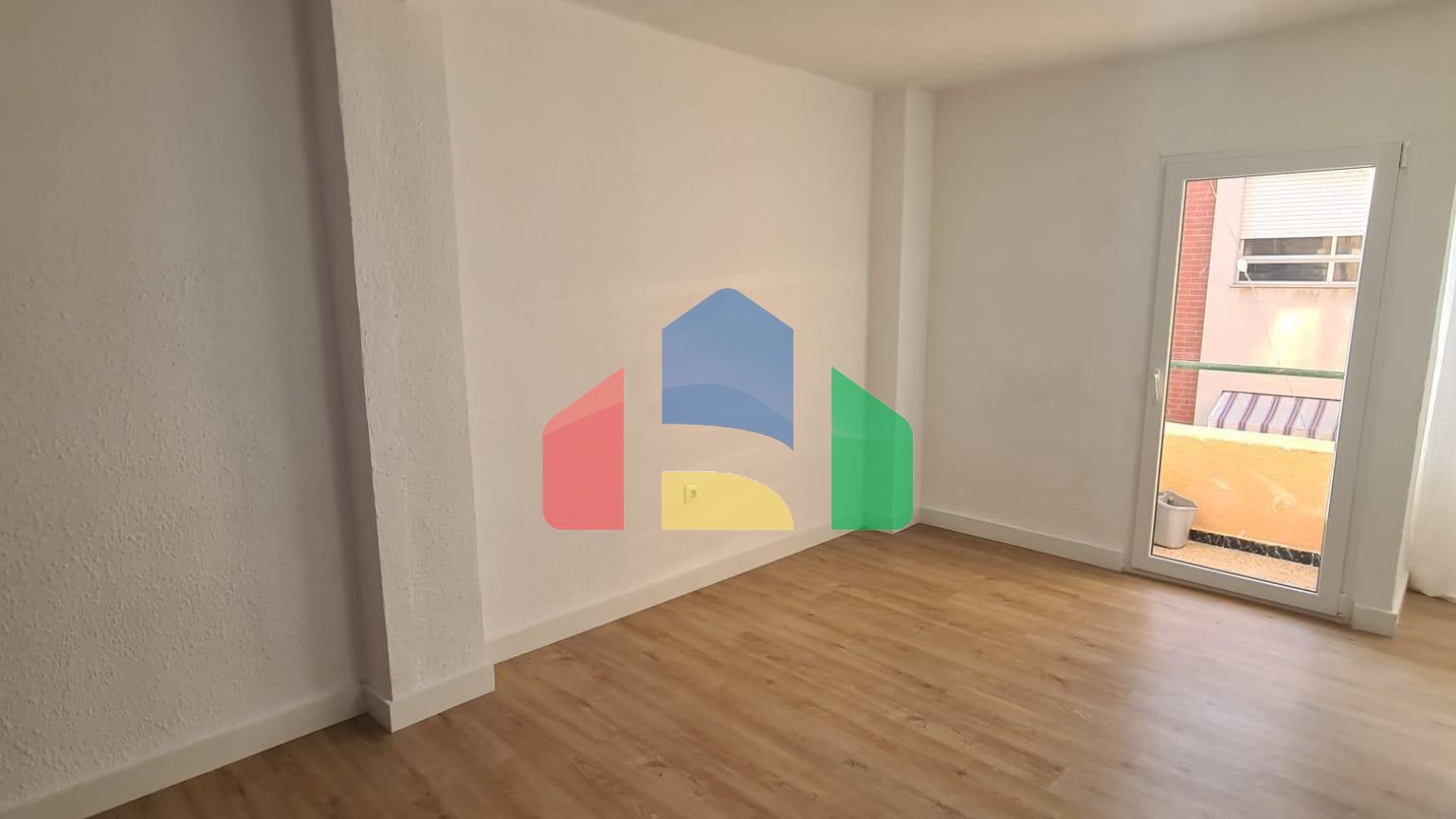 Квартира с тремя спальнями на третьем этаже, готовая к заселению