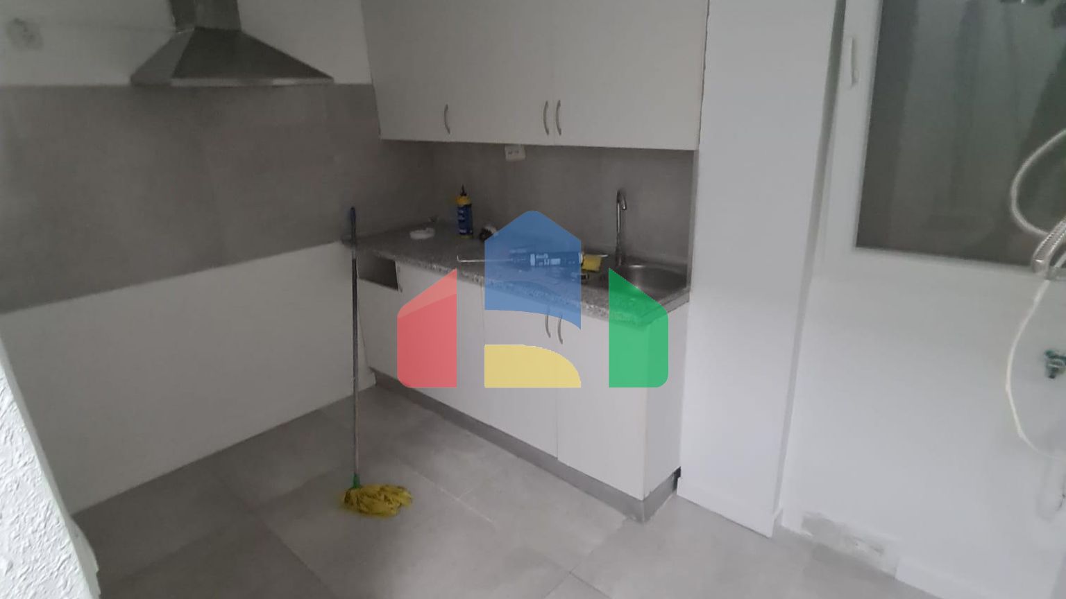 Квартира с тремя спальнями на третьем этаже, готовая к заселению