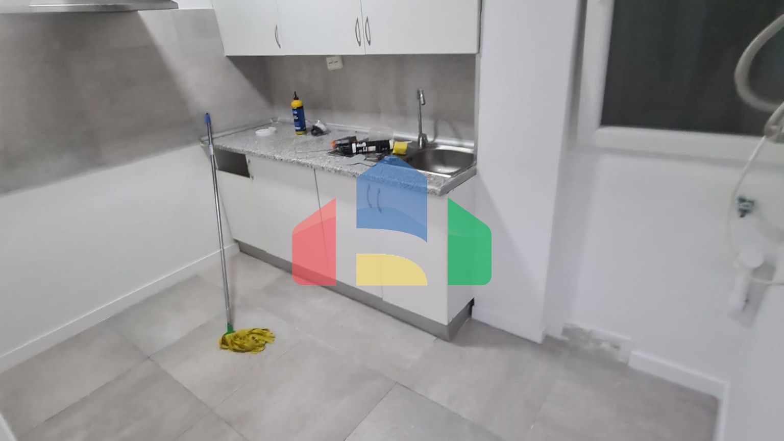 Квартира с тремя спальнями на третьем этаже, готовая к заселению