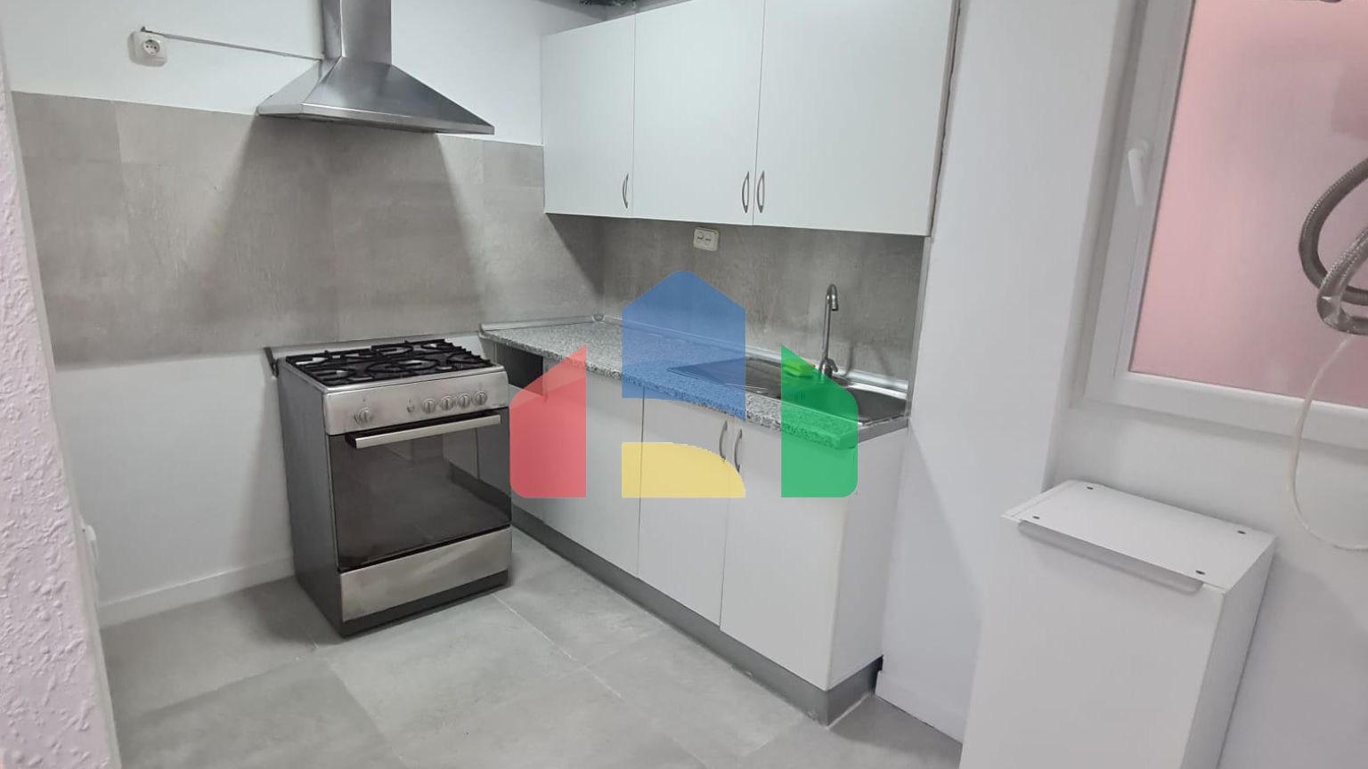 Квартира с тремя спальнями на третьем этаже, готовая к заселению