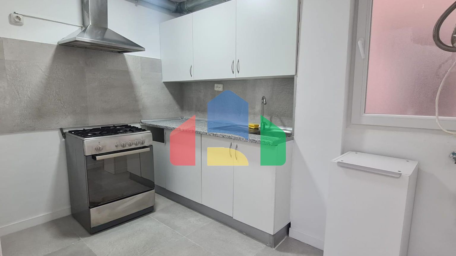 Квартира с тремя спальнями на третьем этаже, готовая к заселению