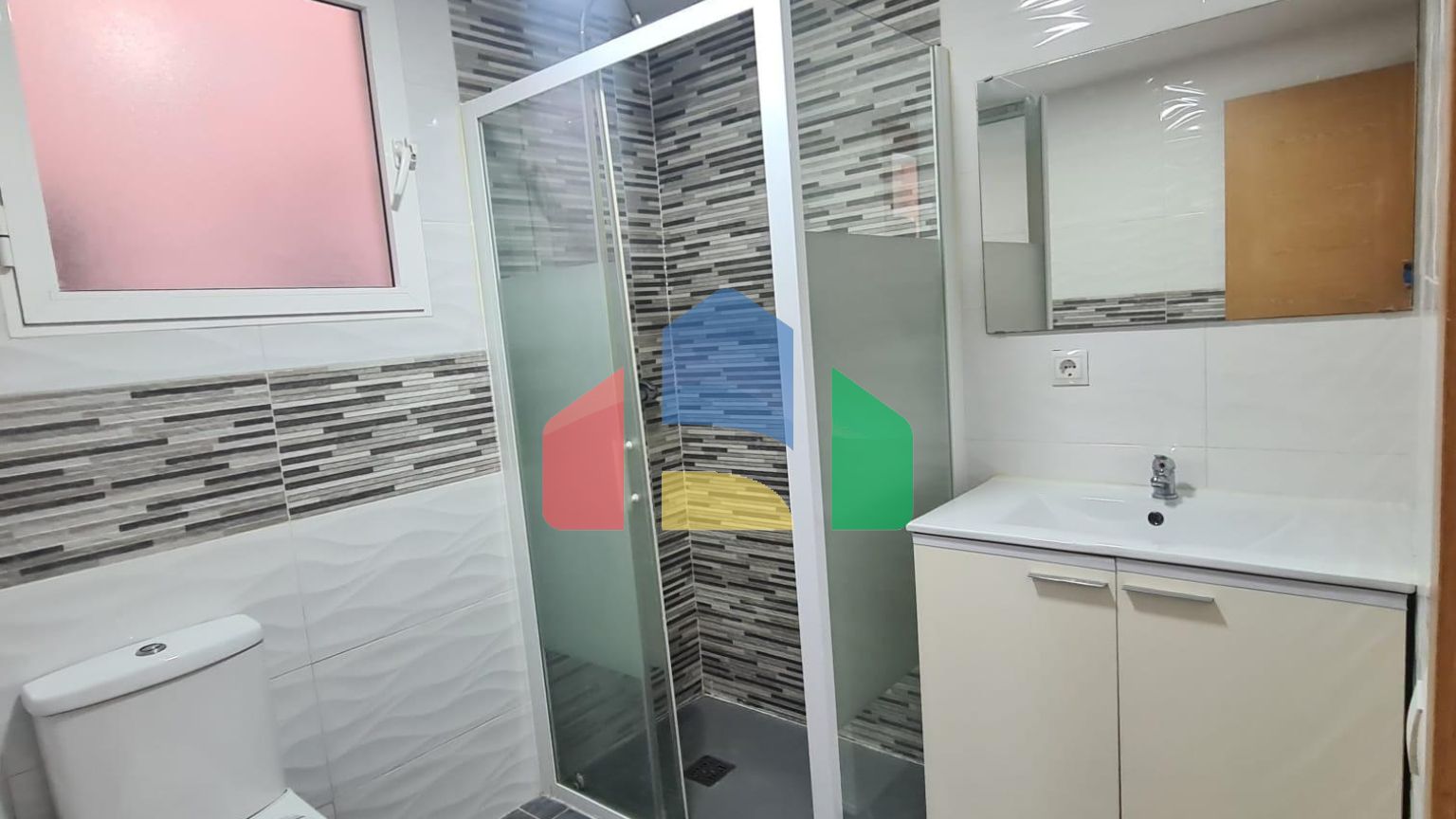 Квартира с тремя спальнями на третьем этаже, готовая к заселению