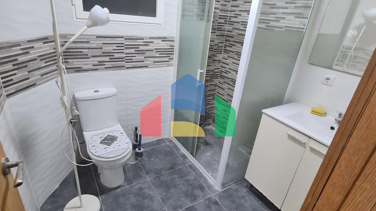 Квартира с тремя спальнями на третьем этаже, готовая к заселению