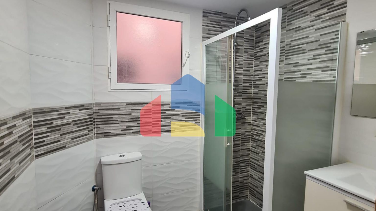 Квартира с тремя спальнями на третьем этаже, готовая к заселению