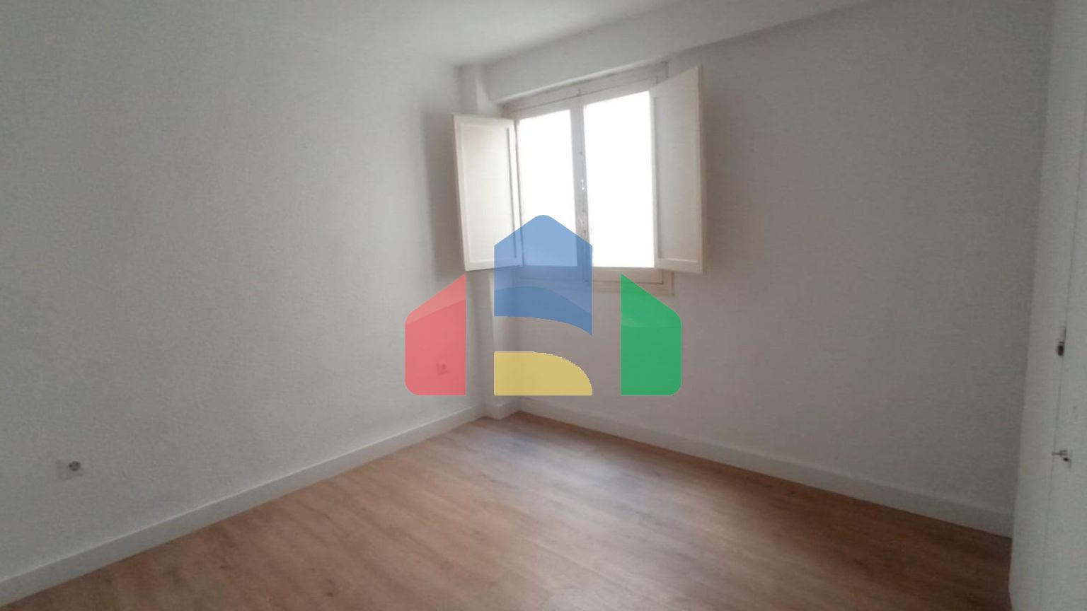 Квартира с тремя спальнями на третьем этаже, готовая к заселению