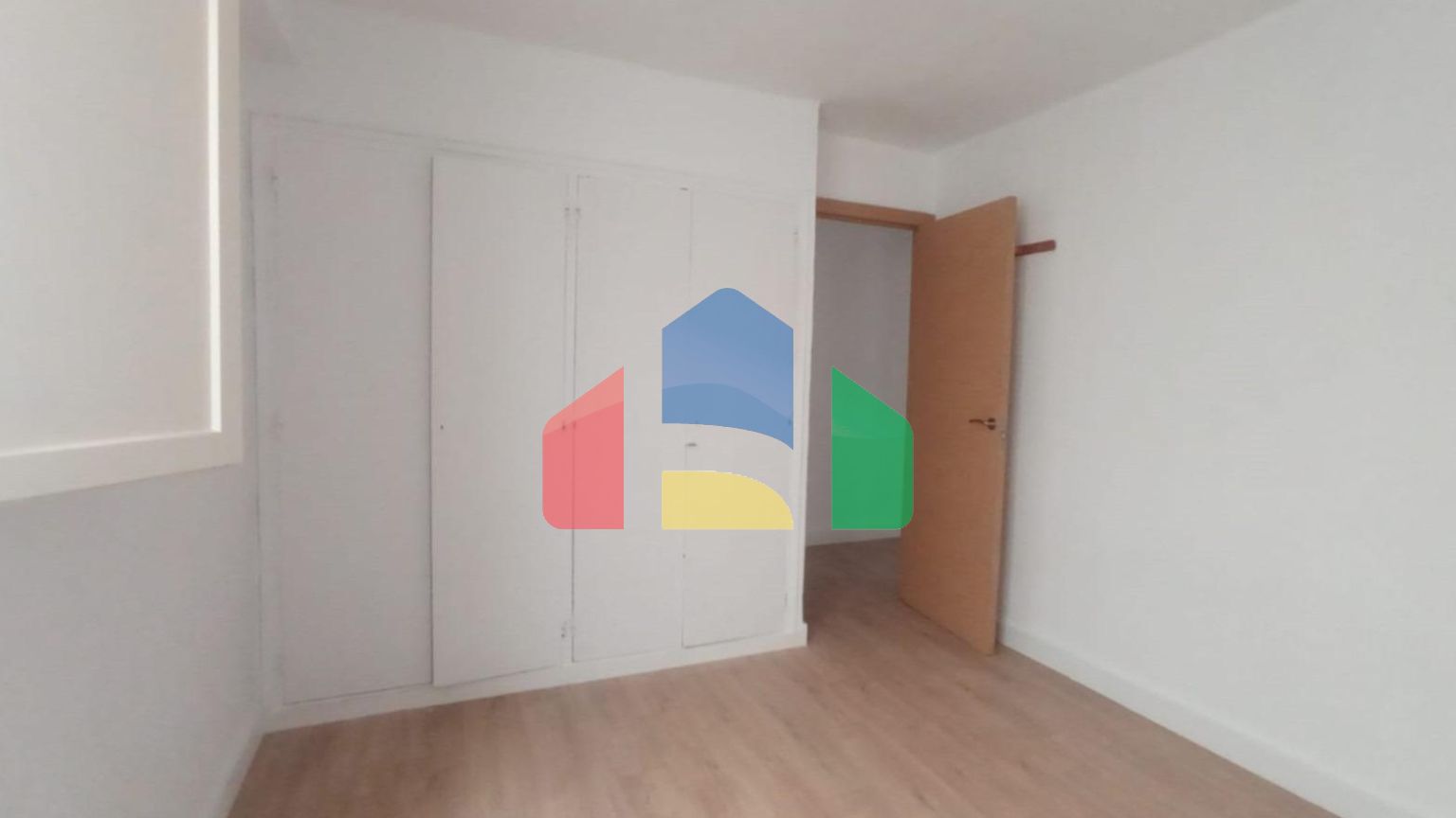 Квартира с тремя спальнями на третьем этаже, готовая к заселению