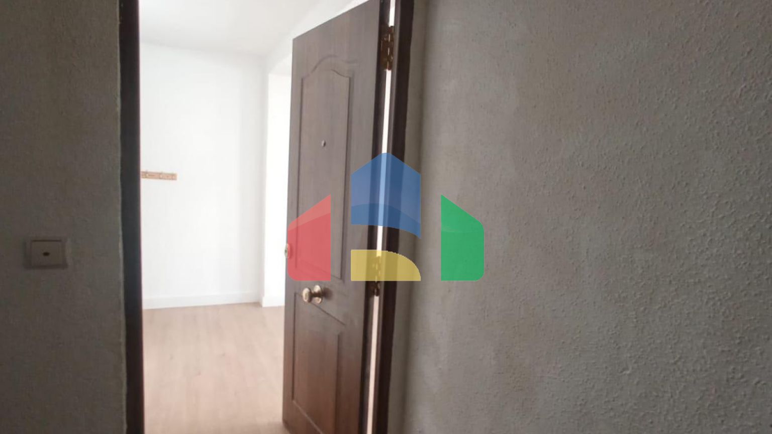 Квартира с тремя спальнями на третьем этаже, готовая к заселению