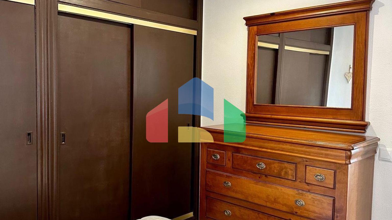 Светлая квартира с двумя спальнями в Аликанте — отличный вариант для жизни или инвестиций