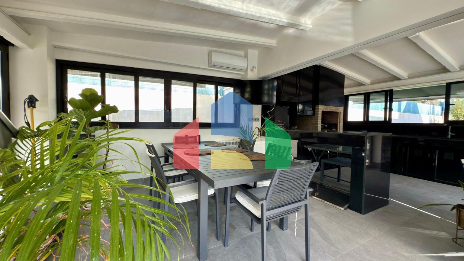 Отдельная вилла с частным бассейном и большим участком