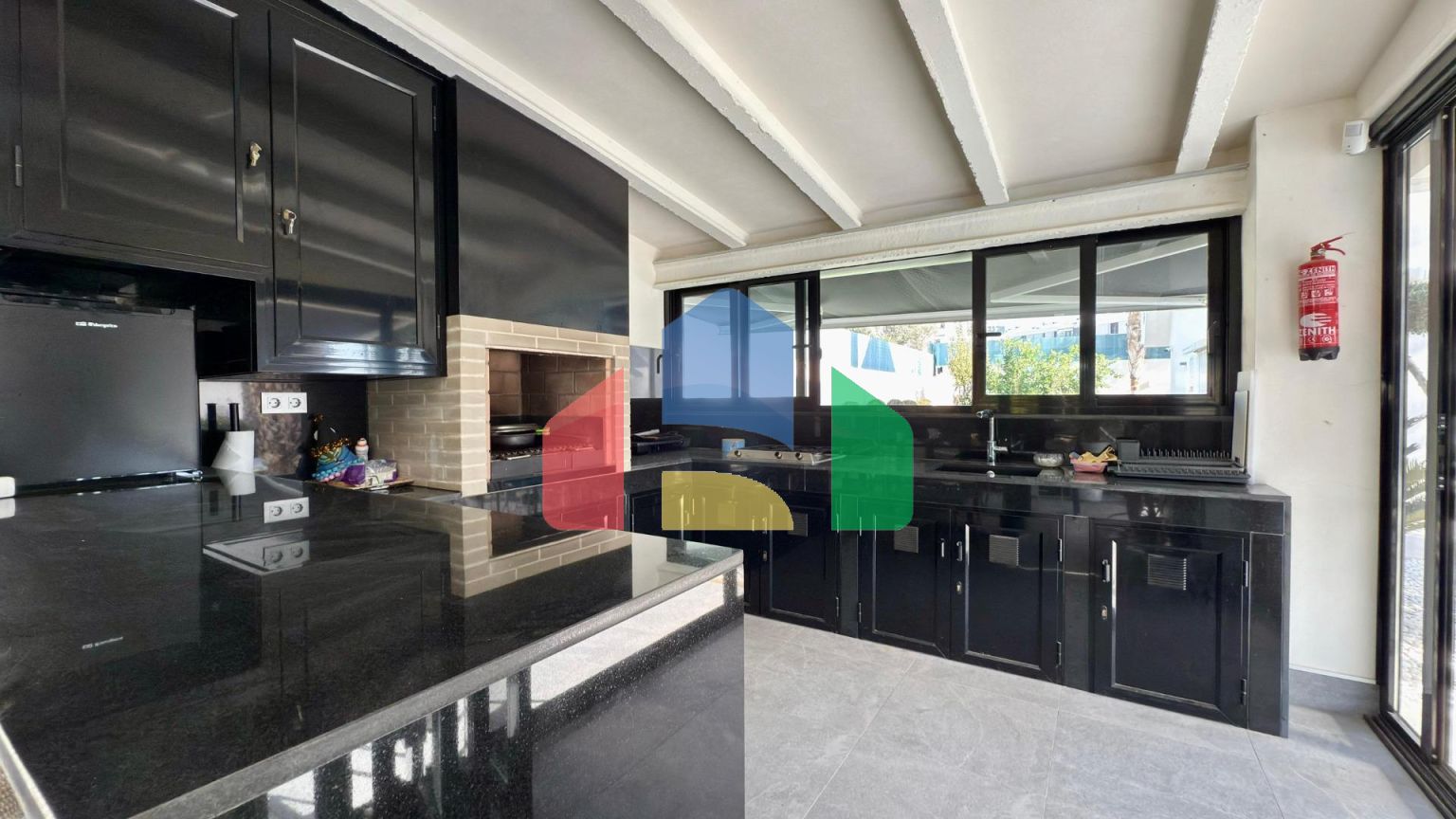 Отдельная вилла с частным бассейном и большим участком