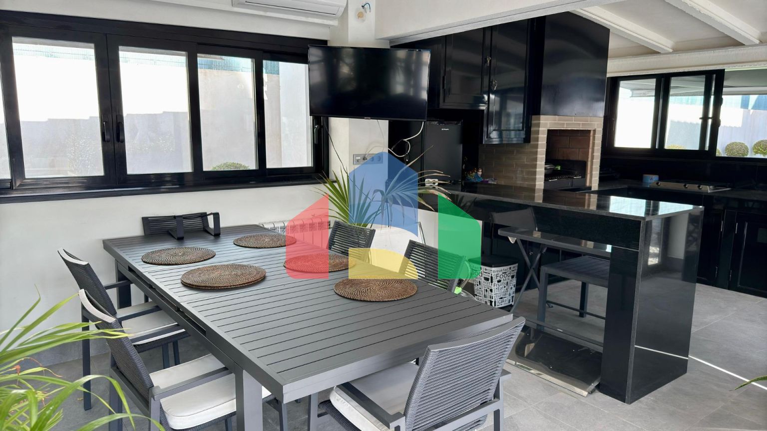 Отдельная вилла с частным бассейном и большим участком