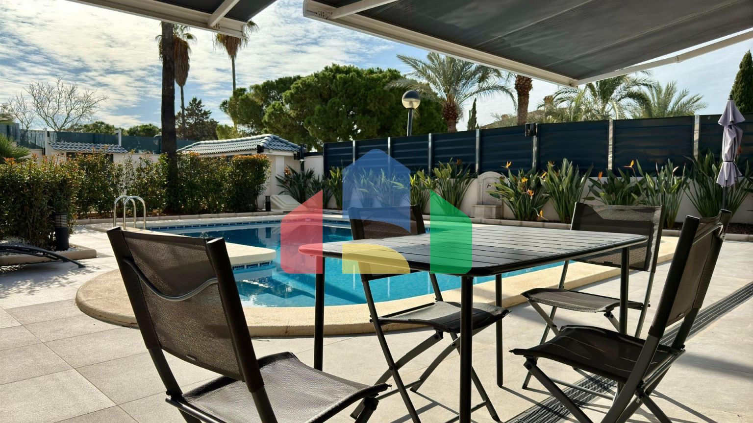 Отдельная вилла с частным бассейном и большим участком