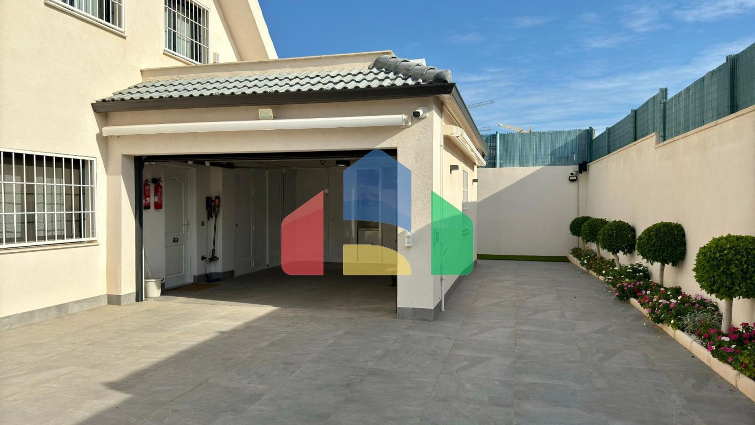 Отдельная вилла с частным бассейном и большим участком