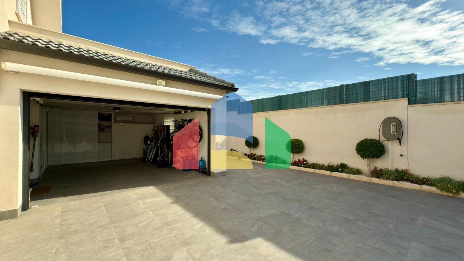 Отдельная вилла с частным бассейном и большим участком