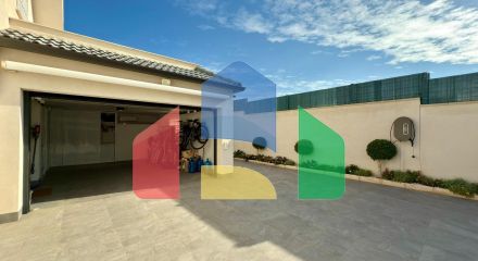 Отдельная вилла с частным бассейном и большим участком Отдельная вилла с частным бассейном и большим участком