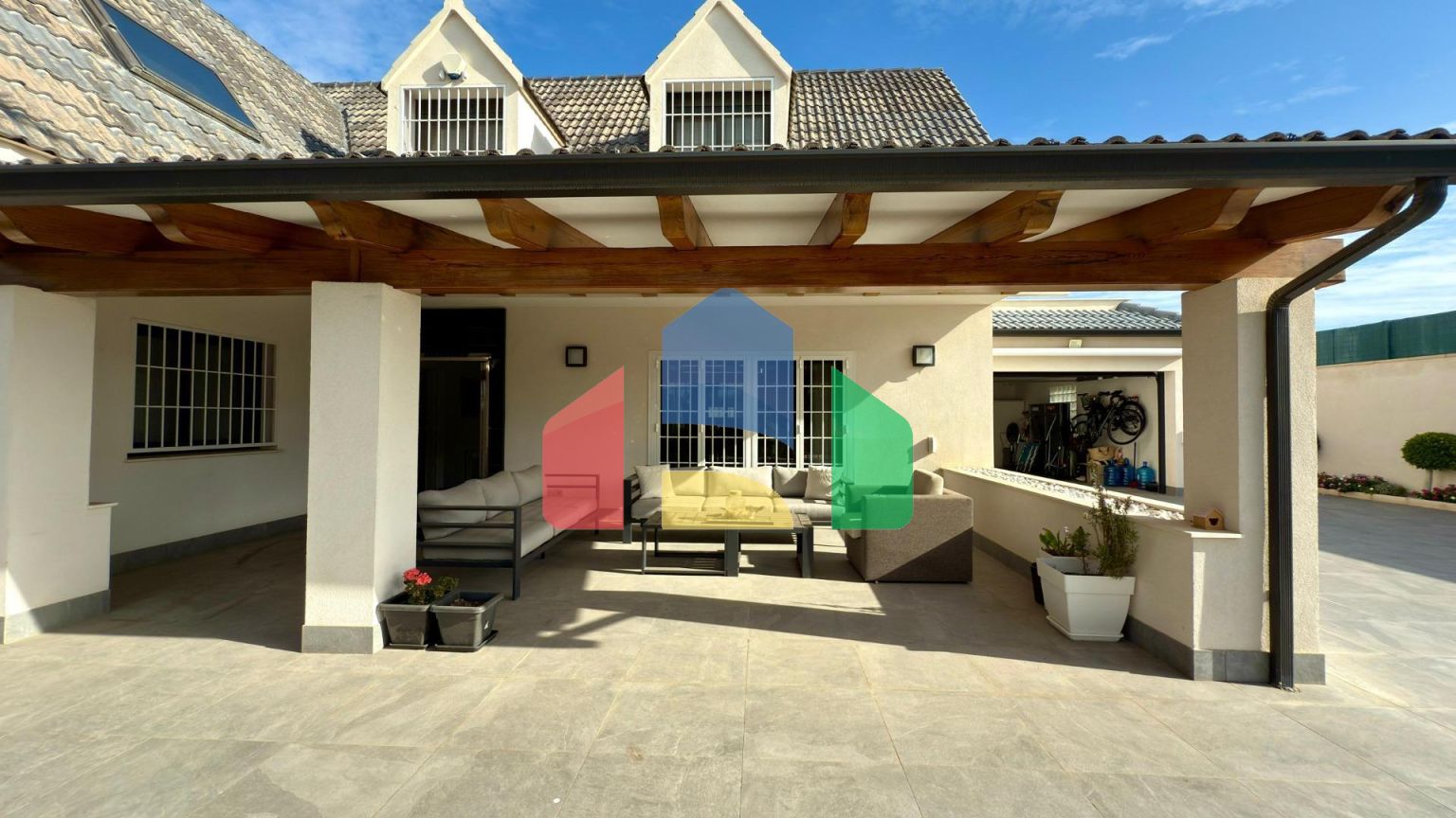 Отдельная вилла с частным бассейном и большим участком