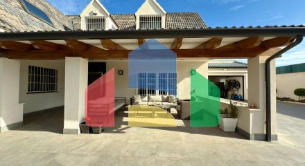 Отдельная вилла с частным бассейном и большим участком Отдельная вилла с частным бассейном и большим участком