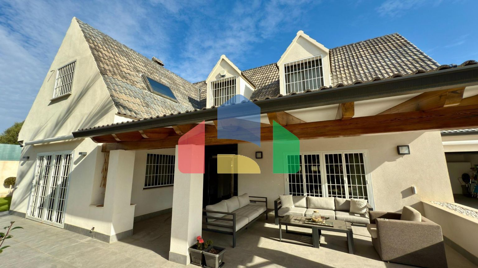 Отдельная вилла с частным бассейном и большим участком