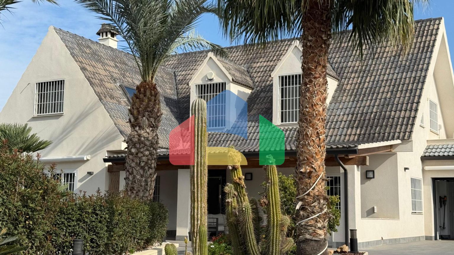 Отдельная вилла с частным бассейном и большим участком