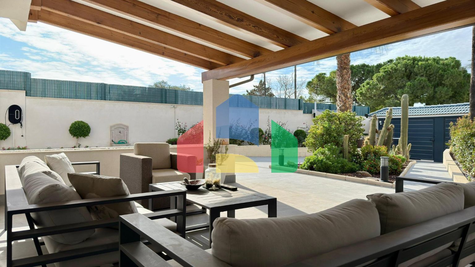 Отдельная вилла с частным бассейном и большим участком