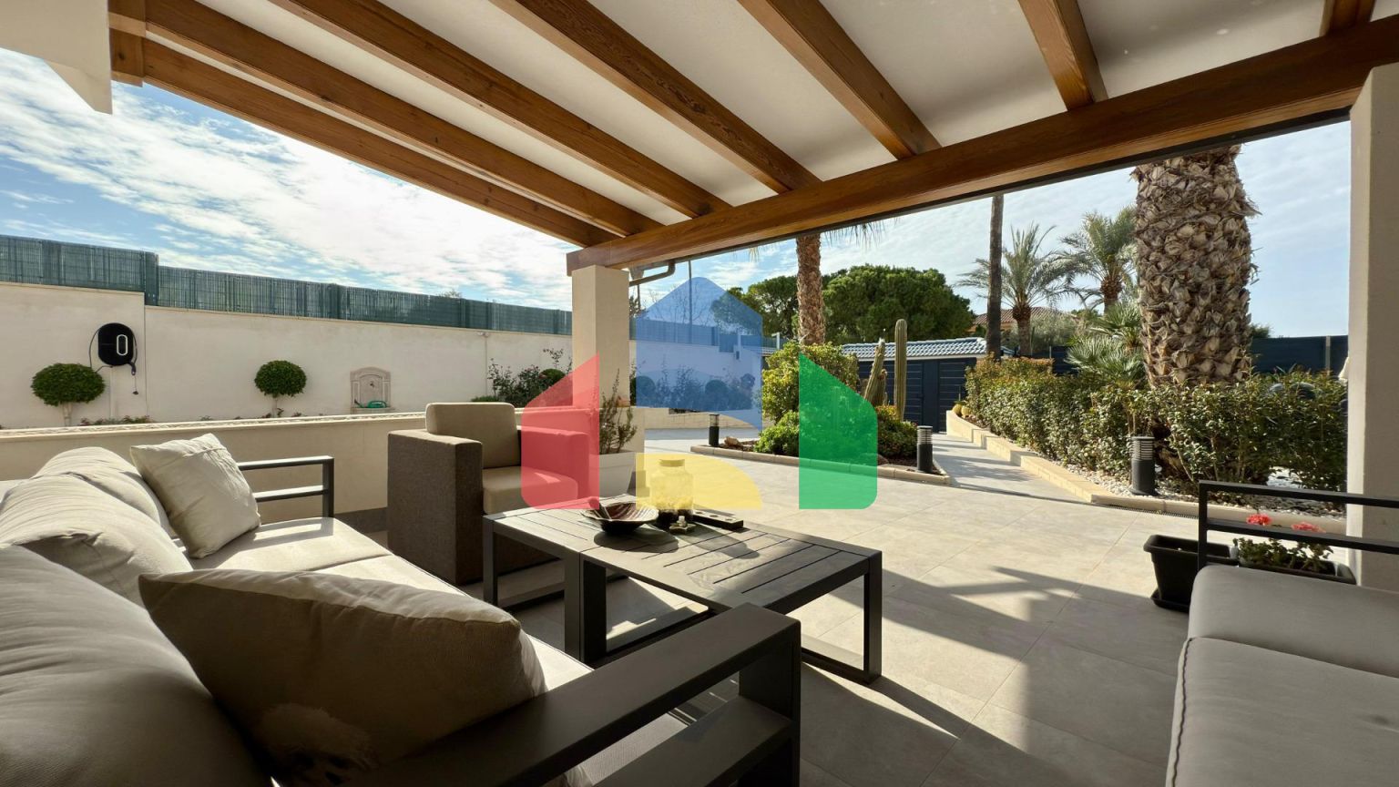 Отдельная вилла с частным бассейном и большим участком