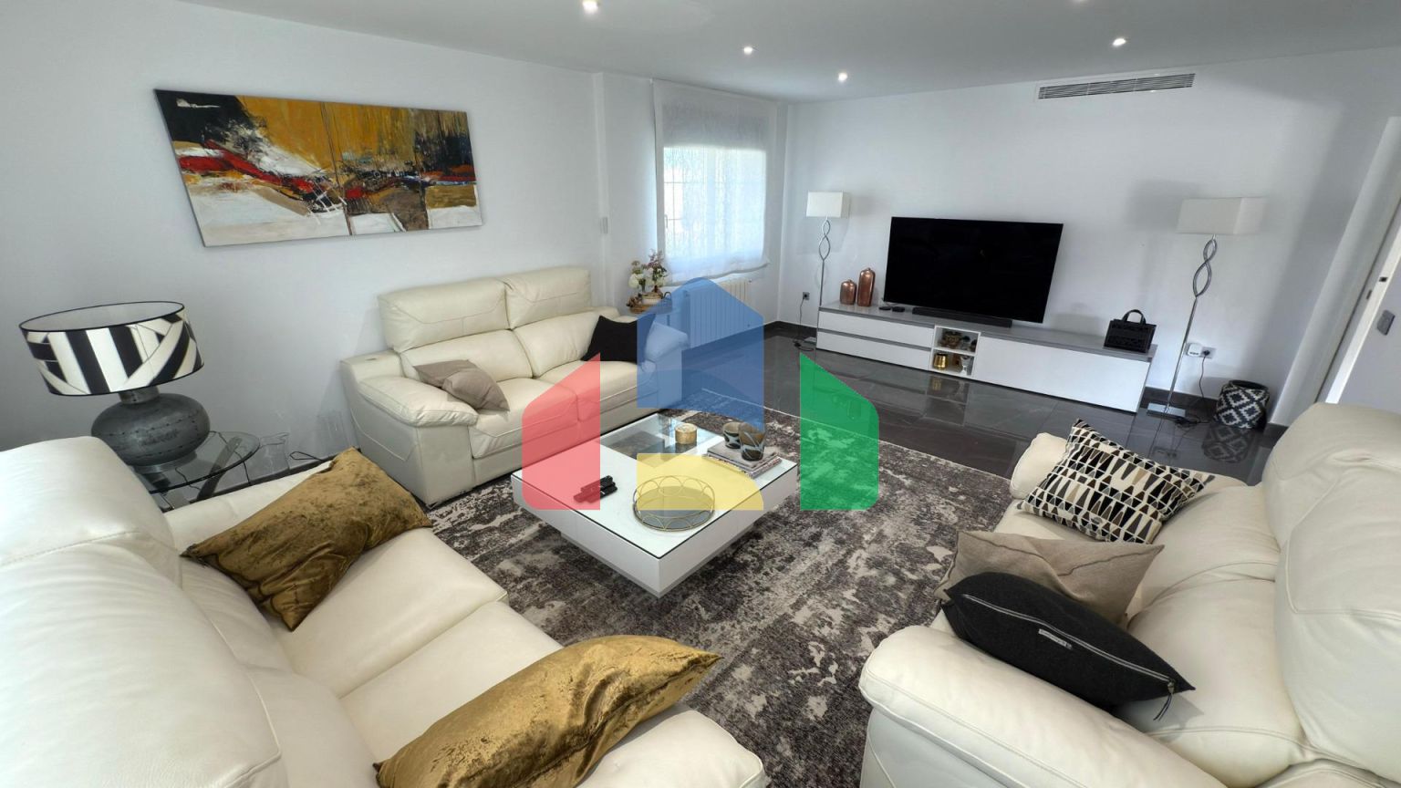 Отдельная вилла с частным бассейном и большим участком