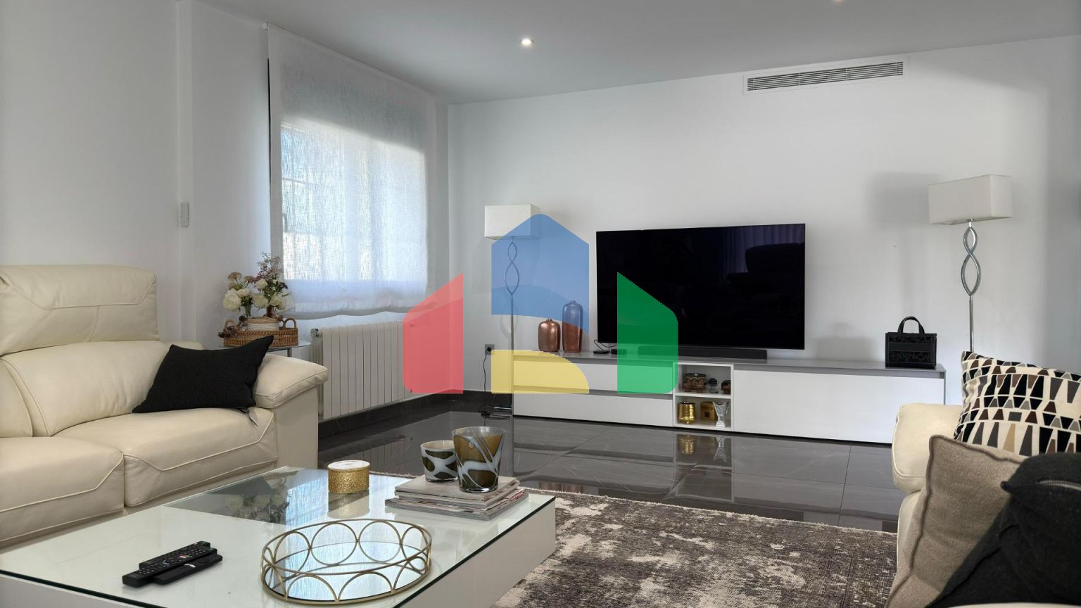 Отдельная вилла с частным бассейном и большим участком