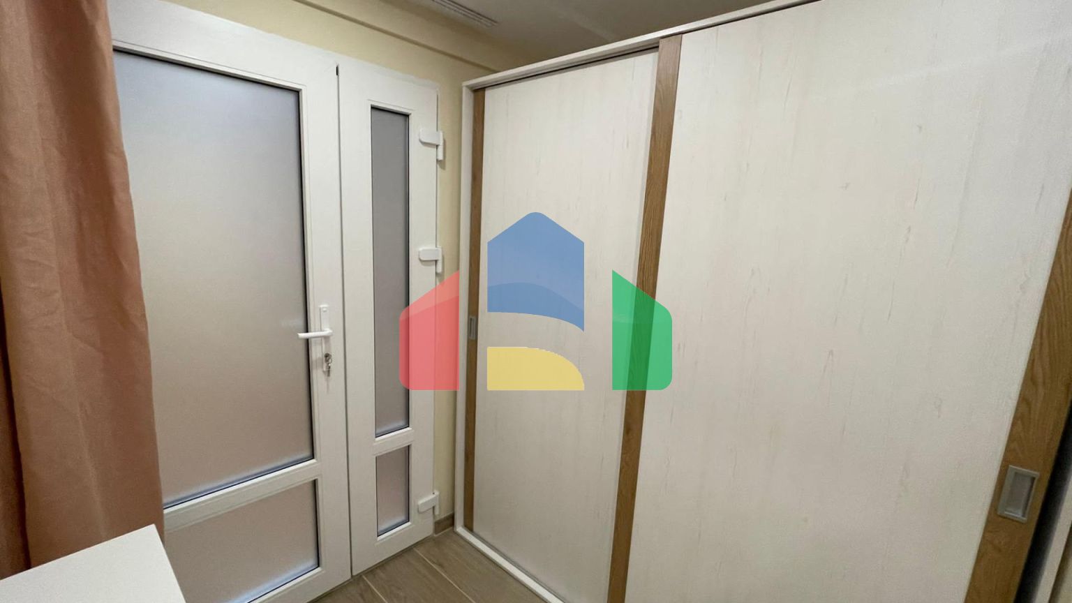 Этаж разделен на студии. Возможность инвестора.