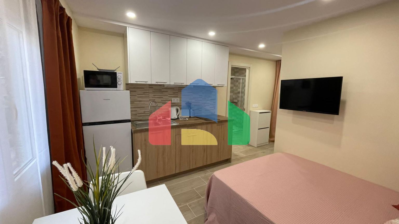 Этаж разделен на студии. Возможность инвестора.