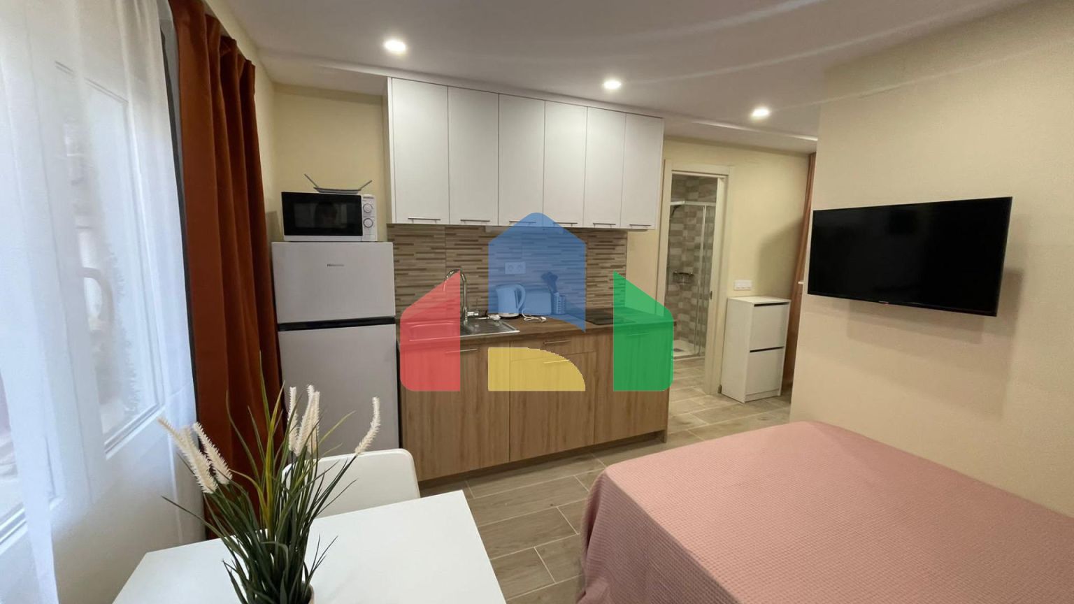 Этаж разделен на студии. Возможность инвестора.