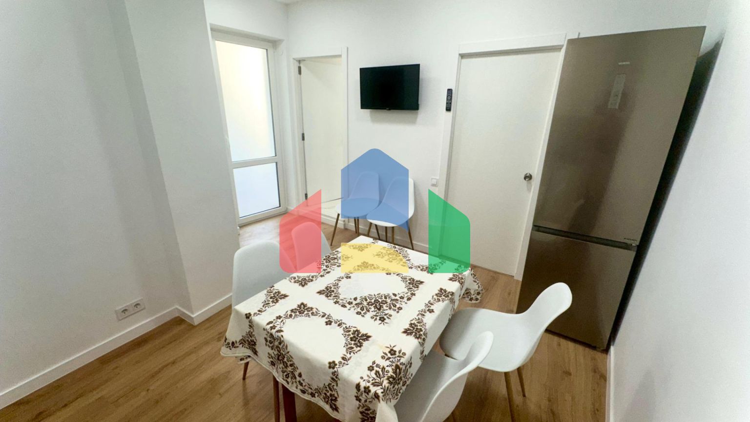 Полностью обновлённая квартира в центре жизни Аликанте — с видом на Plaza de Toros!