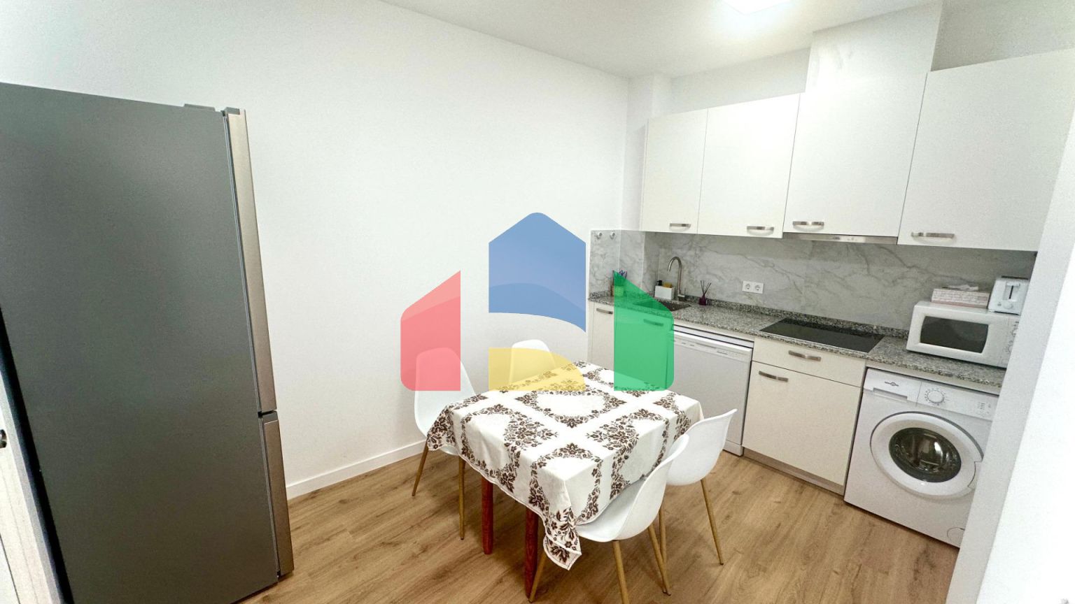 Полностью обновлённая квартира в центре жизни Аликанте — с видом на Plaza de Toros!