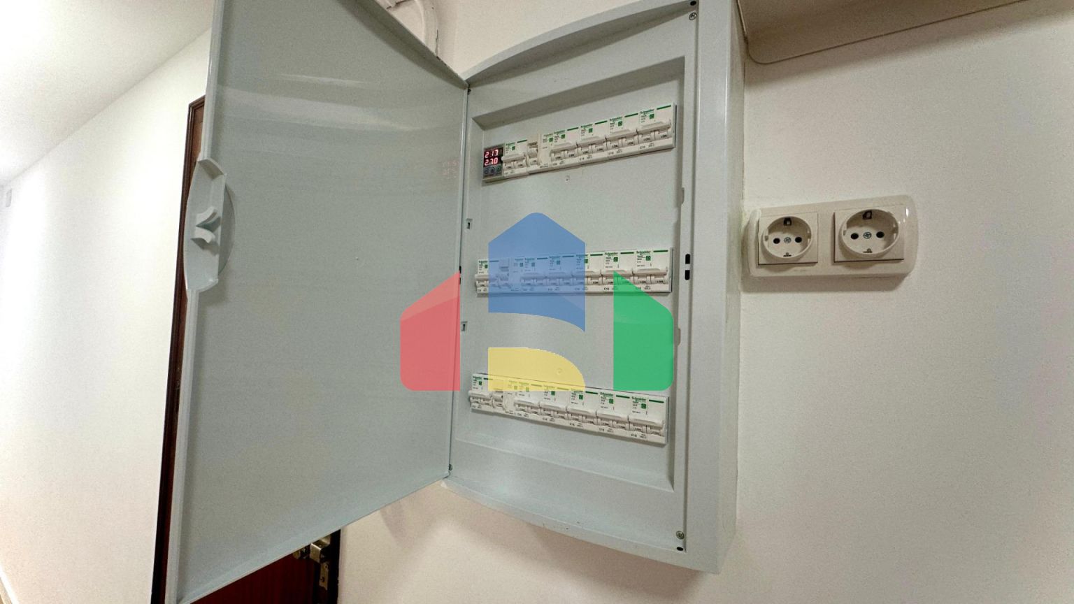 Полностью обновлённая квартира в центре жизни Аликанте — с видом на Plaza de Toros!