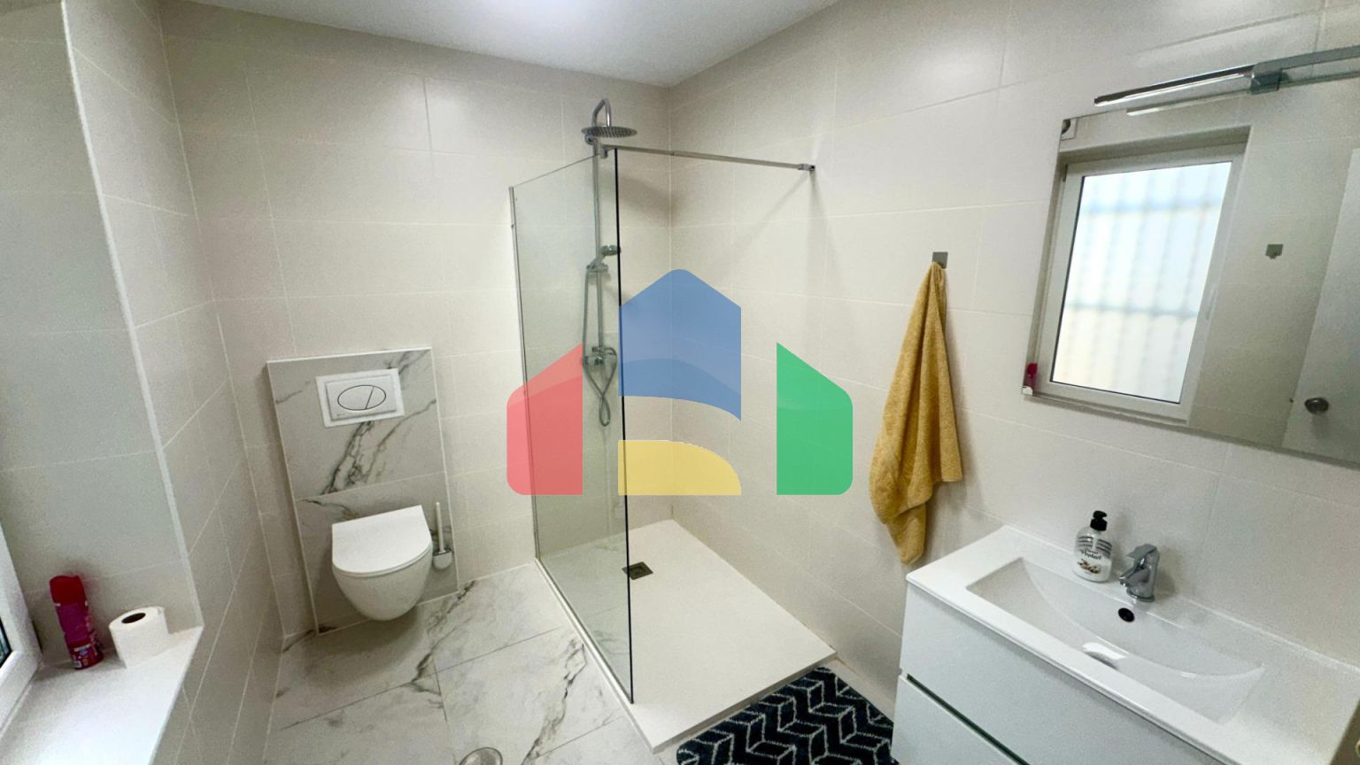 Полностью обновлённая квартира в центре жизни Аликанте — с видом на Plaza de Toros!