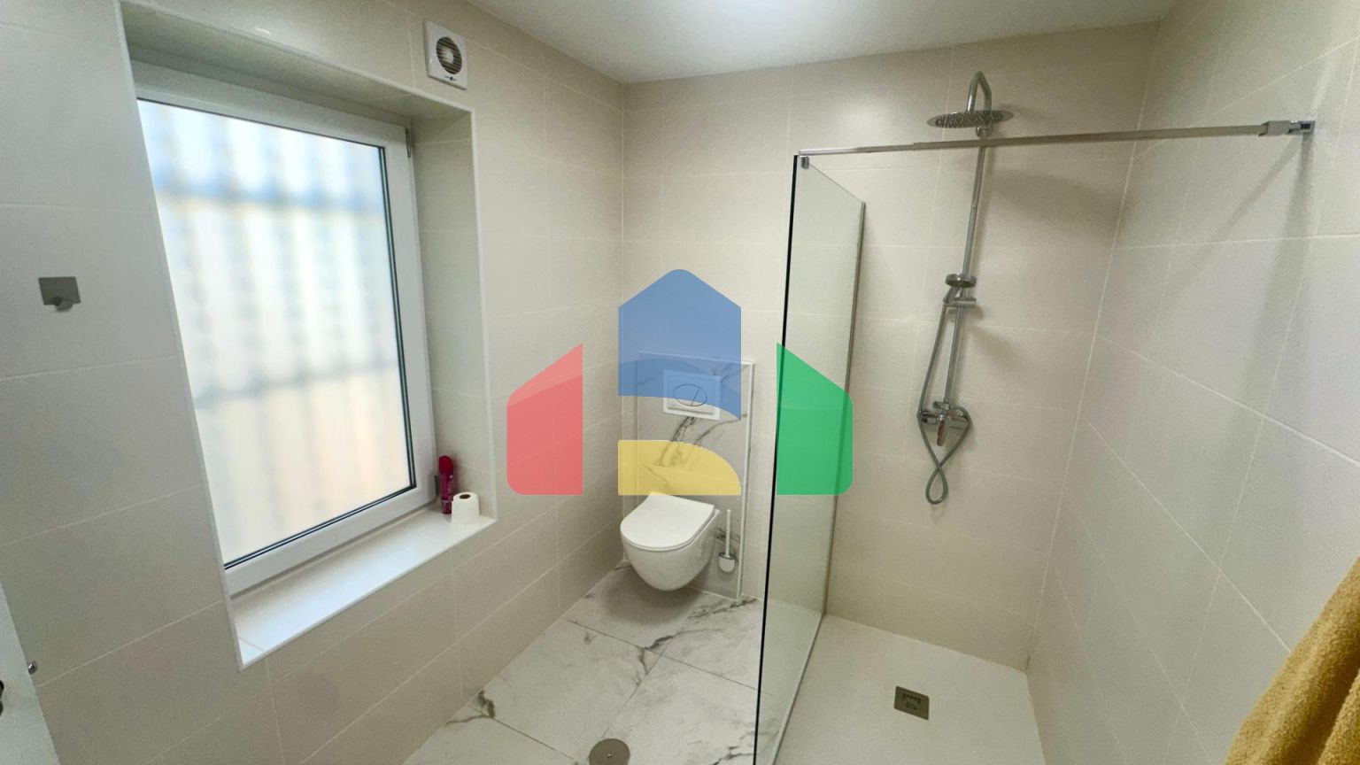 Полностью обновлённая квартира в центре жизни Аликанте — с видом на Plaza de Toros!