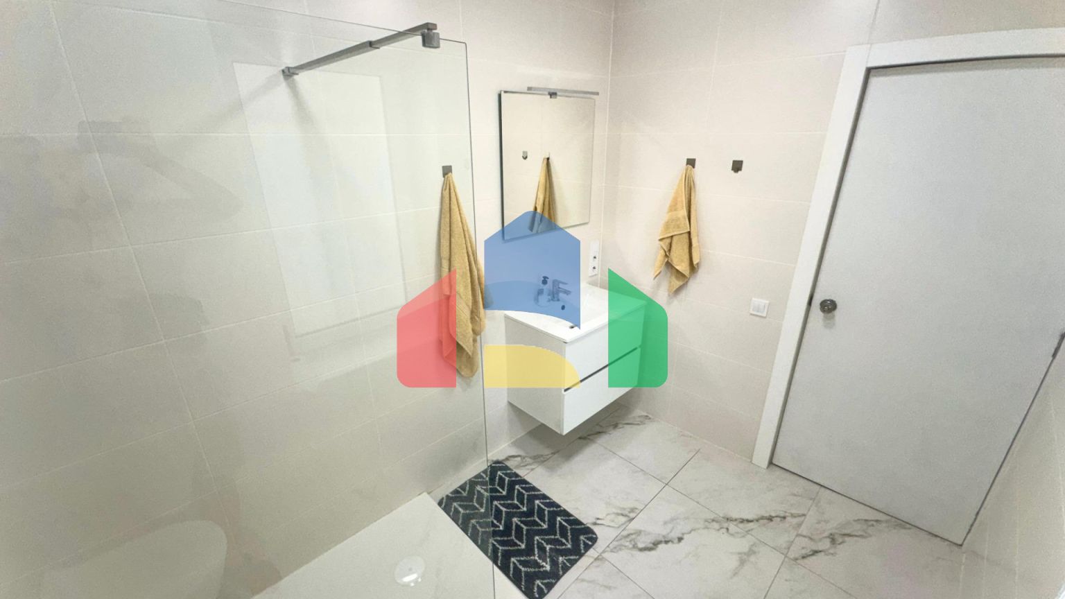 Полностью обновлённая квартира в центре жизни Аликанте — с видом на Plaza de Toros!