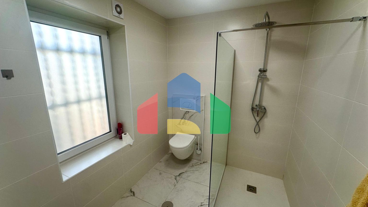 Полностью обновлённая квартира в центре жизни Аликанте — с видом на Plaza de Toros!