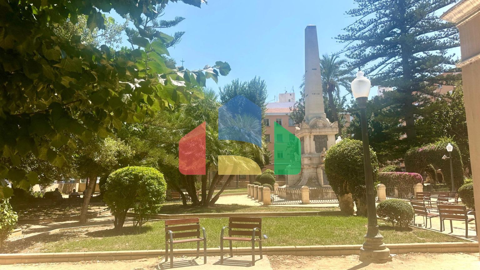 Полностью обновлённая квартира в центре жизни Аликанте — с видом на Plaza de Toros!