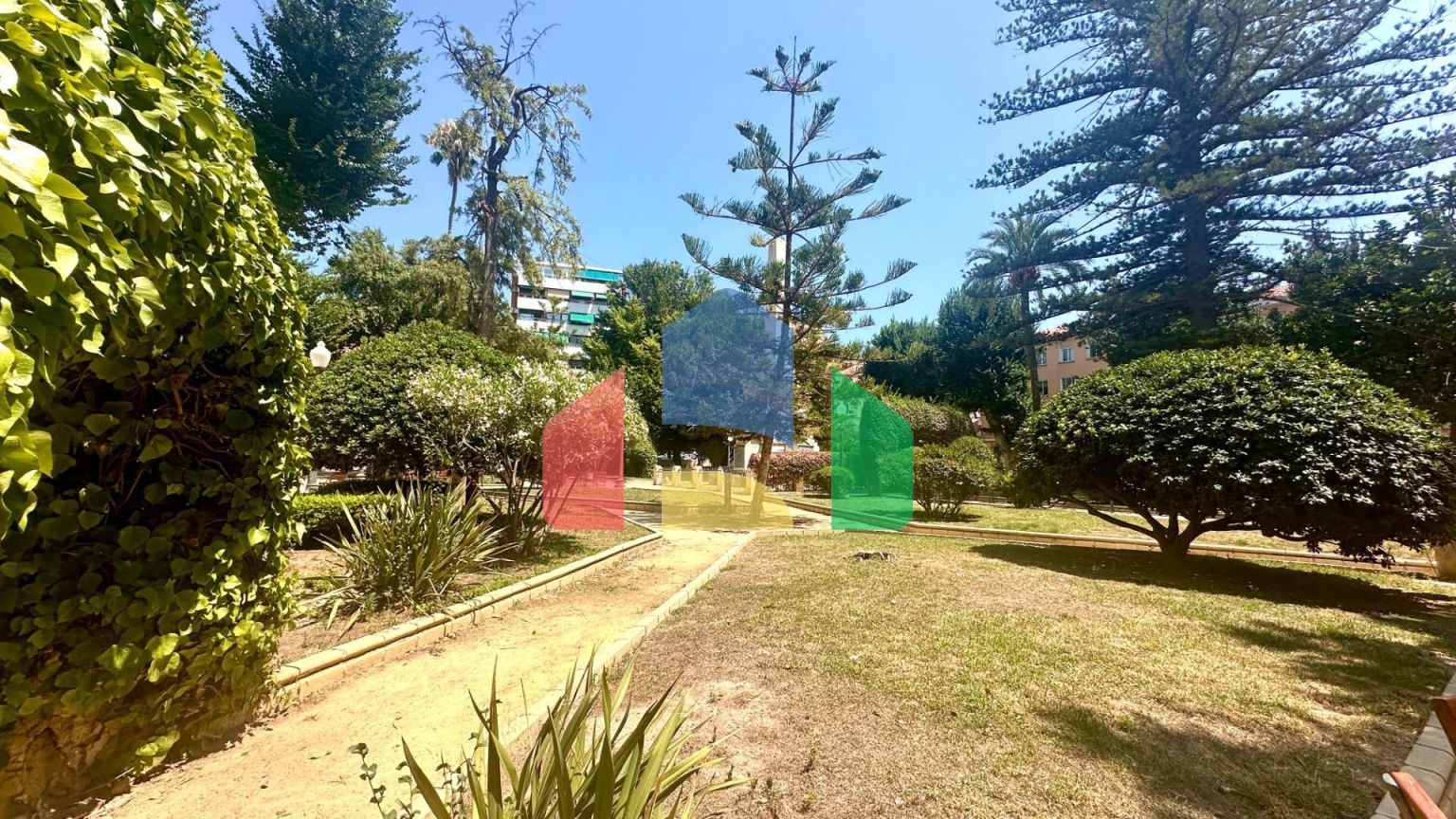 Полностью обновлённая квартира в центре жизни Аликанте — с видом на Plaza de Toros!