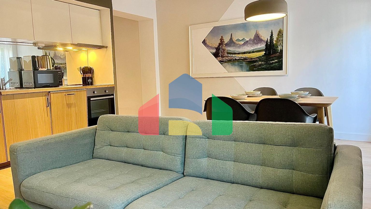 Просторная квартира с видом на сквер в Аликанте — заезжай и живи!