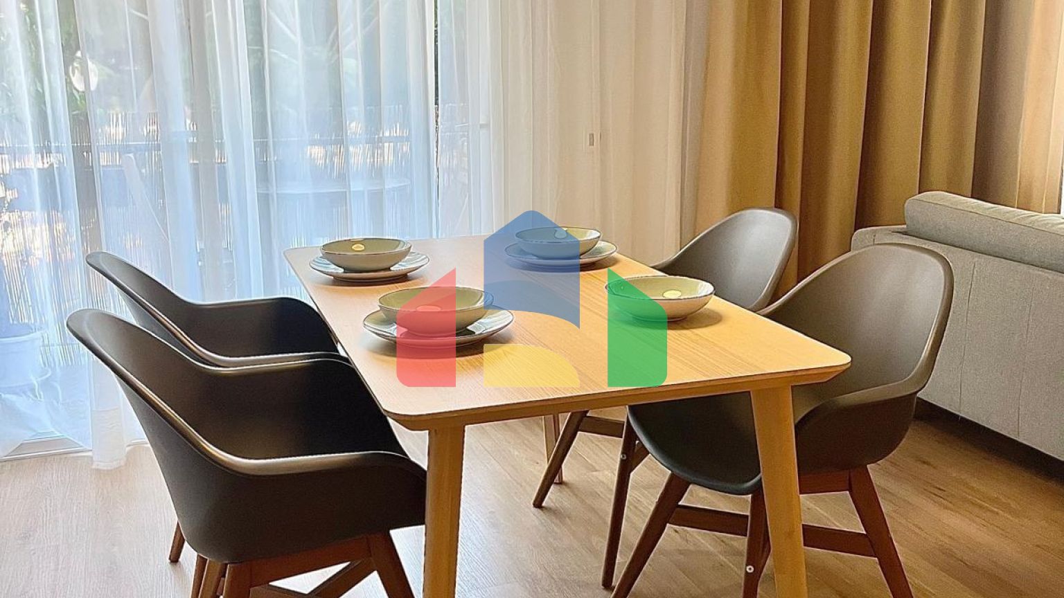 Просторная квартира с видом на сквер в Аликанте — заезжай и живи!