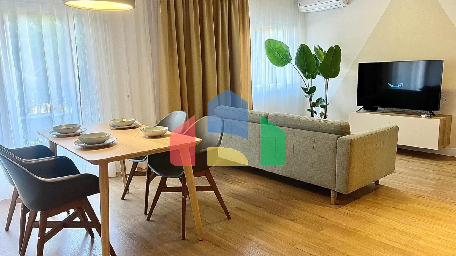 Просторная квартира с видом на сквер в Аликанте — заезжай и живи!