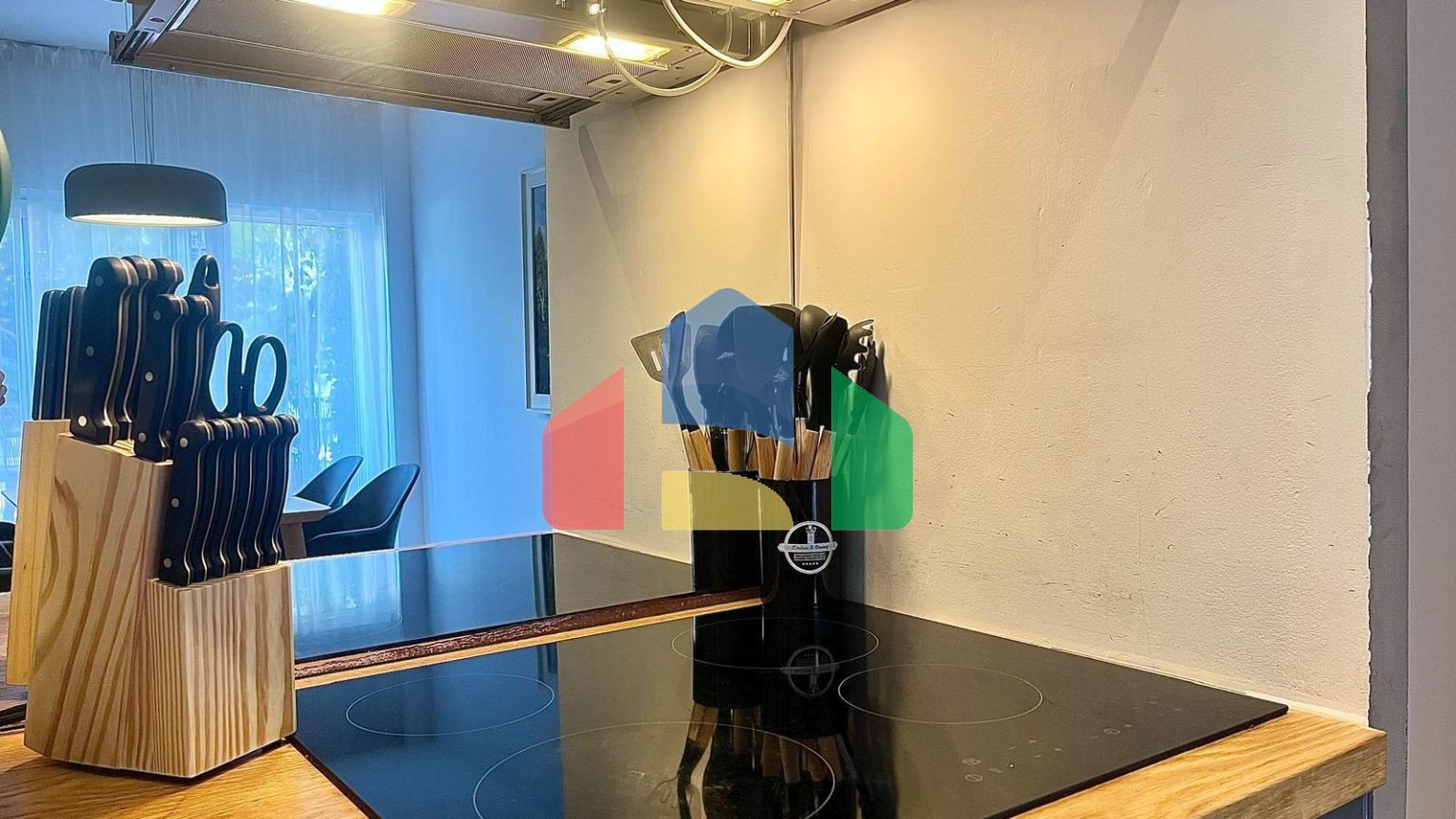 Просторная квартира с видом на сквер в Аликанте — заезжай и живи!